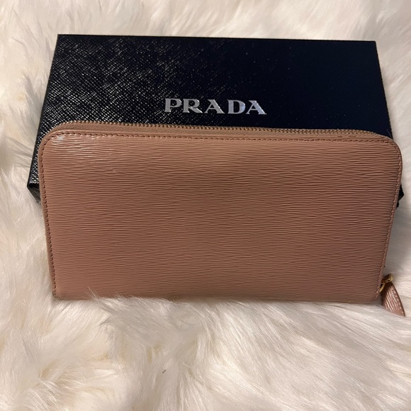 COPY - Prada - Picture 3 of 8